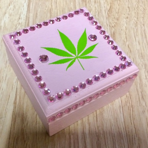 Check out her closet! - Picture 2 of 9